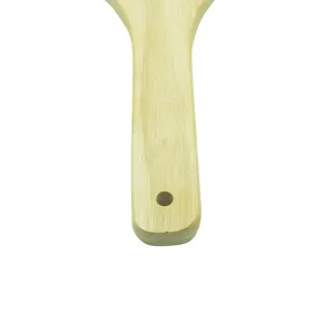Détail macro de la poignée ergonomique en bois avec trou de suspension pour grattoir BBQ.