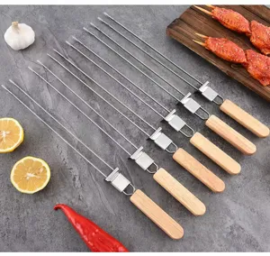 Set mit 7 doppelzinkigen Grillspießen aus Edelstahl mit hitzebeständigen Holzgriffen