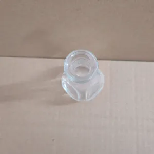 Vue de dessus d'un petit vase en verre transparent avec une forme irrégulière unique