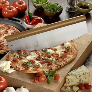 Coupe-pizza professionnel en acier inoxydable avec manche en bois coupant une pizza.