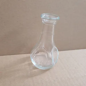 Gros plan d'un petit vase minimaliste en verre transparent avec une base ronde