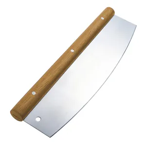 Vue détaillée d'un coupe-pizza mezzaluna avec manche en bois naturel et lame
