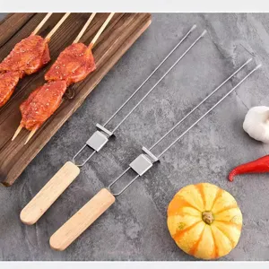 Doppelzinkige Grillspieße aus Edelstahl mit ergonomischen Holzgriffen und Schiebern