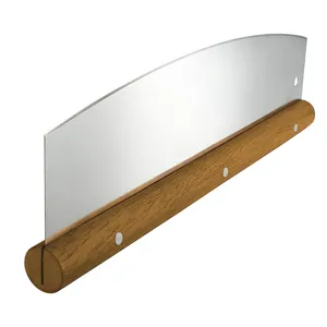 Gros plan d'un coupe-pizza à bascule en acier inoxydable avec un manche en bois durable.