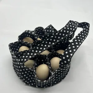 Vista detallada de la bolsa de lona para recoger huevos con lunares y compartimentos