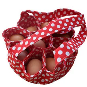 Primer plano de bolsa de lona roja con lunares y bolsillos para recoger huevos de granja
