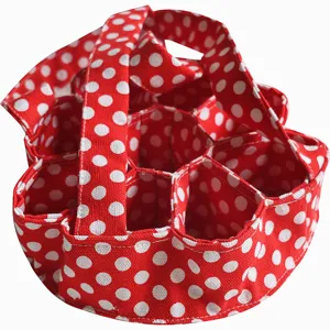 Detalle de la cesta para huevos de lona roja con lunares y bolsillos de almacenamiento
