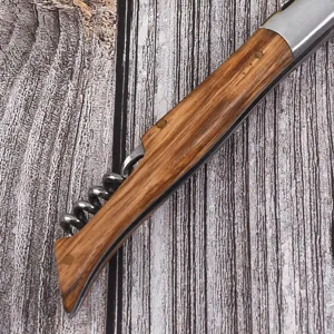 Detailaufnahme des natürlichen Holzgriffs und des Korkenziehers aus Edelstahl am Weinöffner