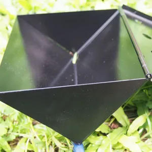Vista detallada de la caja de ahumado triangular negra para barbacoa de carbón de camping