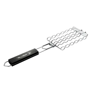 Détail de panier de barbecue en acier inoxydable, grille renforcée et poignée en bois.