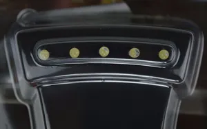 Vue de détail de la lampe de barbecue LED d'extérieur en silicone noir avec cinq ampoules lumineuses.