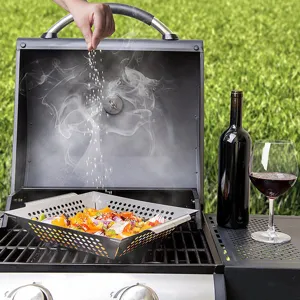 Cesta de parrilla de acero inoxidable perforada para verduras frescas en una barbacoa