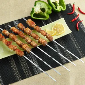 Detaillierte Ansicht von Edelstahl-Grillspießen mit Grillfleisch und frischem Paprika