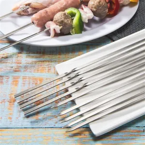 Detailansicht von 10 flachen Grillspießen aus Edelstahl mit gedrehtem Griffdesign