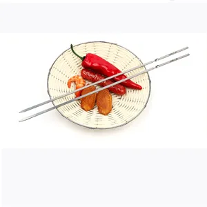 Detailansicht von flachen Edelstahl-BBQ-Grillspießen mit vielen leckeren Grillgut