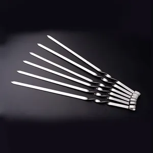 Detailansicht von 55 cm flachen Edelstahl-Grillspießen mit gedrehten hitzebeständigen Griffen