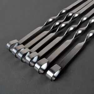 Detailansicht flacher Grillspieße aus Edelstahl mit gedrehtem Design und Schlaufengriff