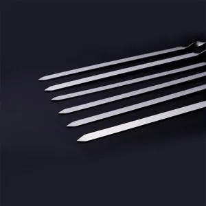 Detailaufnahme von flachen Grillspießen aus Edelstahl mit scharfen Spitzen für Camping