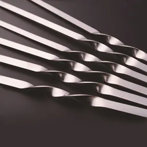 Nahaufnahme von flachen Grillspießen aus Edelstahl mit gedrehtem Design für BBQ.