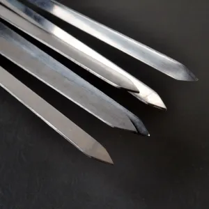 Makrodetail der spitzen Enden von flachen Grillspießen aus Edelstahl zum Grillen