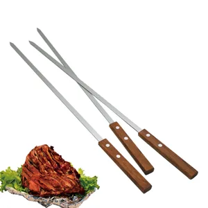 Lange 54cm Edelstahl-Grillspieße mit ergonomischen Holzgriffen für das Grillen im Freien.