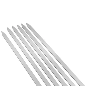 Makroansicht der scharfen Spitzen und der flachen Edelstahloberfläche von Grillspießen