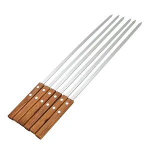 Detailansicht des Holzgriffs und der flachen Edelstahlklinge von Grillspießen