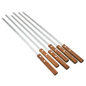 Detailansicht von sechs Edelstahl-Flachgrillspießen mit genieteten Holzgriffen