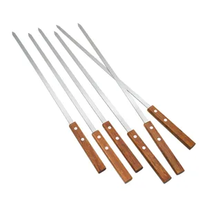 Detailansicht von sechs 54 cm langen Grillspießen aus Edelstahl mit robustem Holzgriff