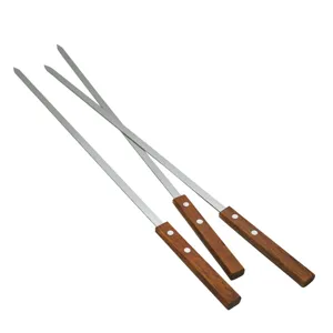 Detailansicht von 54cm Grillspießen aus Edelstahl mit ergonomischen Holzgriffen für BBQ