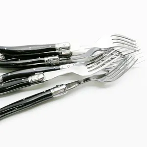 Edelstahl Steakgabeln mit schwarzen Griffen, elegantes Besteckset für den Esstisch.