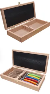 Detalle de seis cuchillos chuleteros de colores en una caja de madera de calidad