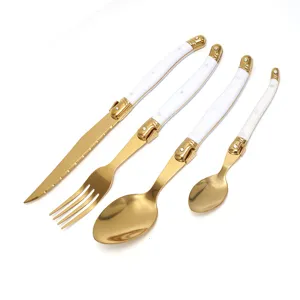 Elegante 4-delige goud-witte bestekset in Laguiole-stijl voor een chique tafelzetting.