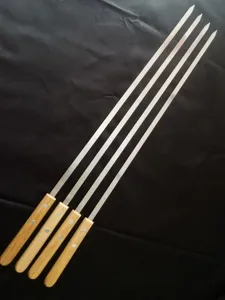 Detailansicht von vier Grillspießen mit Edelstahlklingen und Eichenholzgriffen.