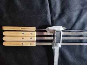 Nahaufnahme Edelstahl-Grillspieß mit Eichenholzgriff, Dicke 1,99 mm gemessen
