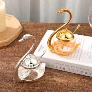 Pot a epices en verre en forme de cygne avec support en metal, elegant conteneur de cuisine.