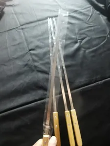 Detailansicht langlebiger Edelstahl-Grillspieße mit ergonomischen Eichenholzgriffen