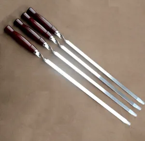 Set mit 4 Grillspießen aus Edelstahl mit roten Holzgriffen für das Barbecue-Grillen