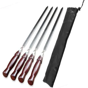 Detail von 60cm Edelstahl-Grillspießen mit Mahagonigriffen und praktischer Tasche.