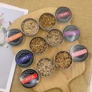 Detalle de seis variedades de virutas de madera para ahumar naturales en latas de metal etiquetadas