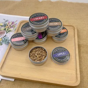 Primer plano de astillas de madera para ahumar cócteles en latas de metal sobre bandeja