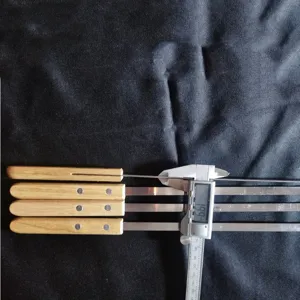Set aus vier Hochleistungs-Grillspießen aus Edelstahl mit Griffen aus Eichenholz
