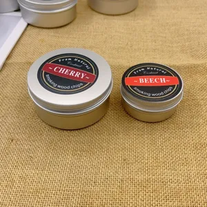 Virutas de madera de cerezo y haya en dos tamaños diferentes de latas metálicas redondas