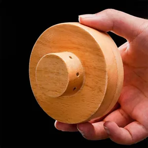 Vista macro detallada de una tapa de ahumador de cócteles de madera natural con agujeros de aire