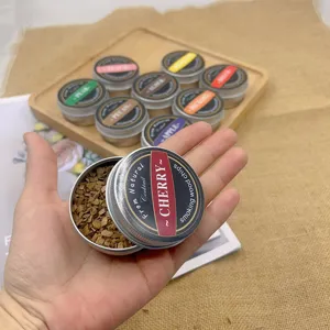 Detalle macro de virutas de madera de cerezo en lata para aromatizar cócteles