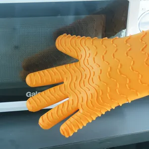 Dettaglio del guanto da forno in silicone resistente al calore con struttura antiscivolo.