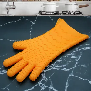 Guanto da forno BBQ in silicone spesso, utensile da cucina resistente al calore in arancione.