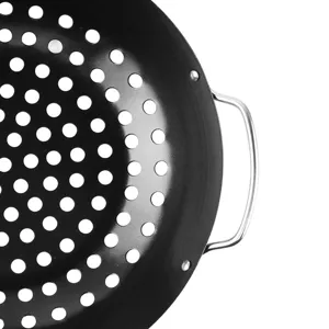 Detail eines schwarzen Antihaft-Grillkorbs mit Drainagelöchern und Metallgriff