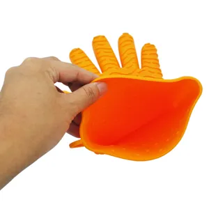 Guanto da forno in silicone spesso vista dettagliata, resistente al calore per microonde cucina.