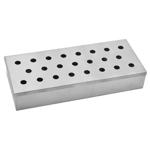 Detalle de caja ahumadora BBQ de acero inoxidable con tapa perforada para asar carne.